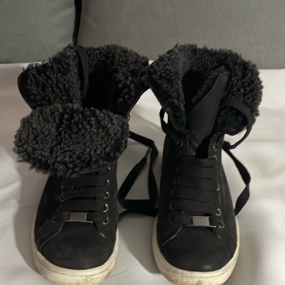 Cute black UGG sneakers in size 5 - Picture 1 of 5
